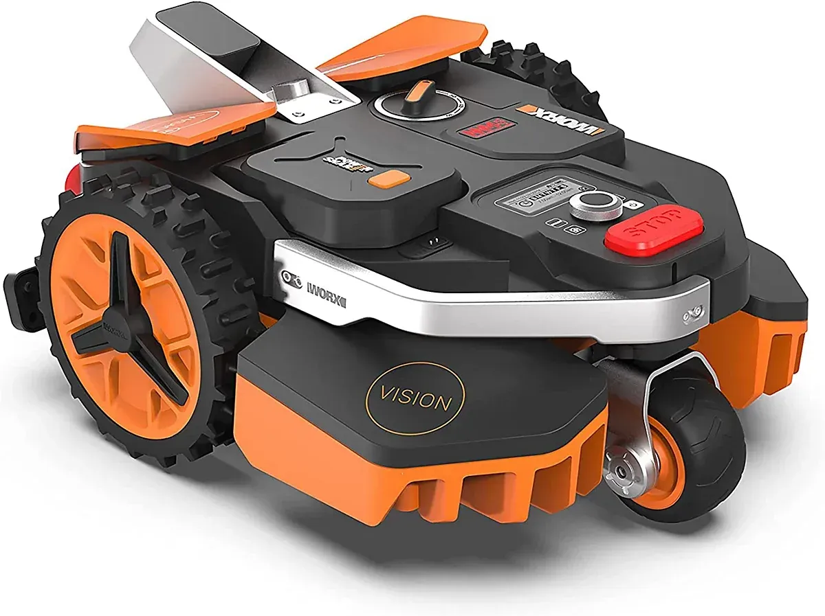 Le robot tondeuse Worx Landroid Vision M600 vu de trois quarts, carrosserie noire et orange, sur fond blanc